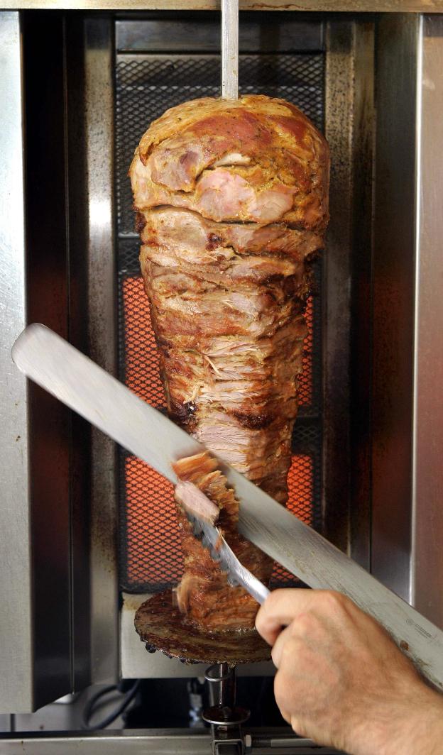 foto-cortando-un-trozo-de-kebab